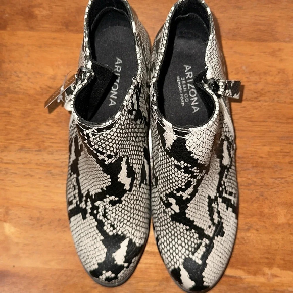Arizona Snakeskin Booties with Memory Foam Size 6.5 New - Picture 4 of 12